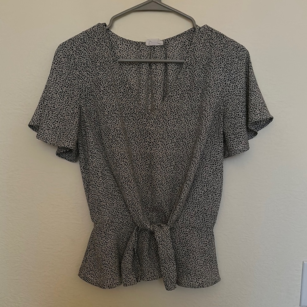 Women's Black and White Patterned Tie Waist Flutter Sleeve Peplum Top